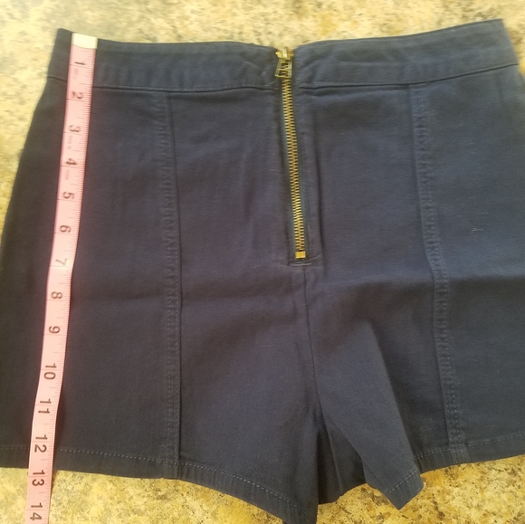 High Rise Pin-Up Style Shorts - Picture 3 of 5